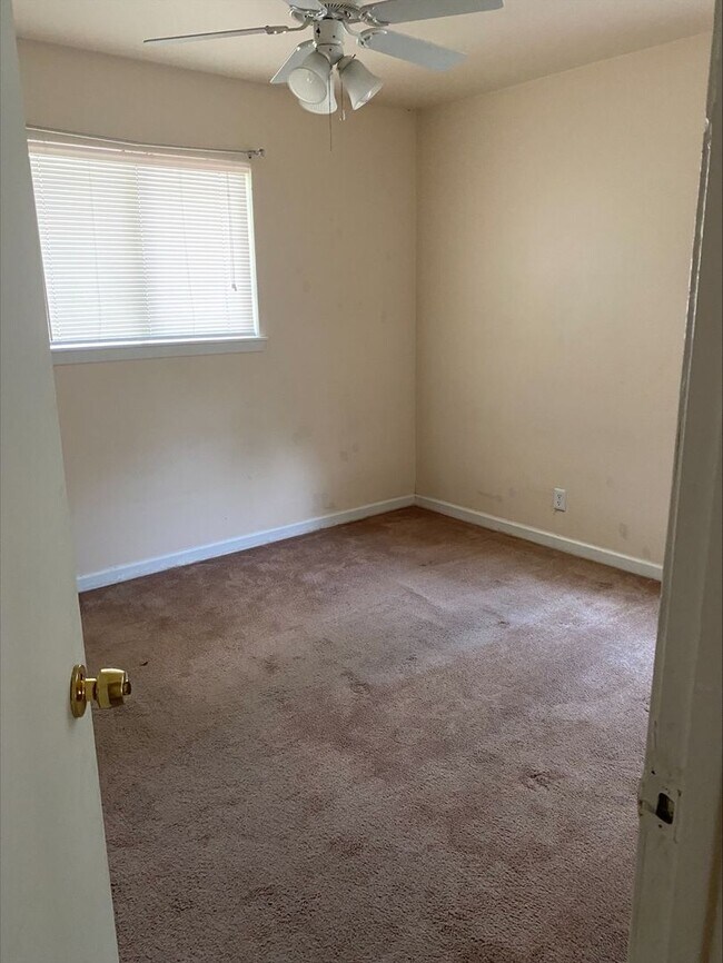 Building Photo - Large home