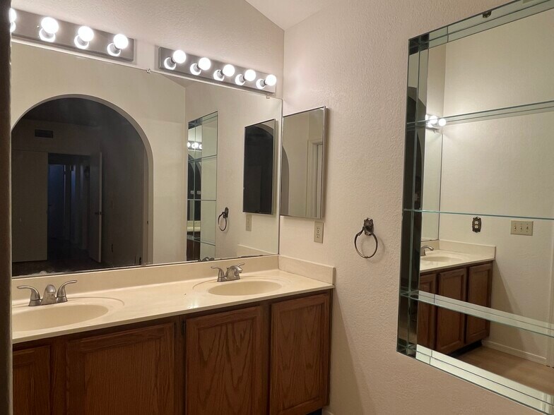 Building Photo - 4175 E Cholla Canyon Dr