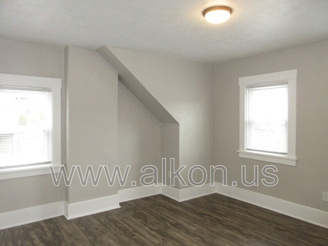 Building Photo - 302 W Virginia Ave