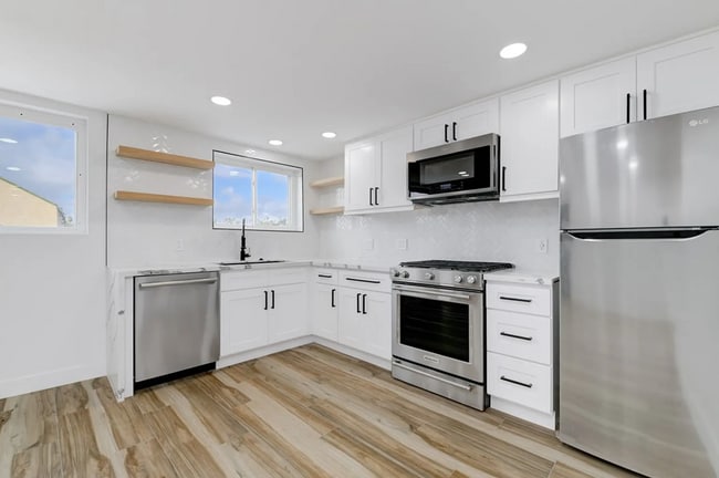 Building Photo - This unit offers a cozy and private 1-bedr...