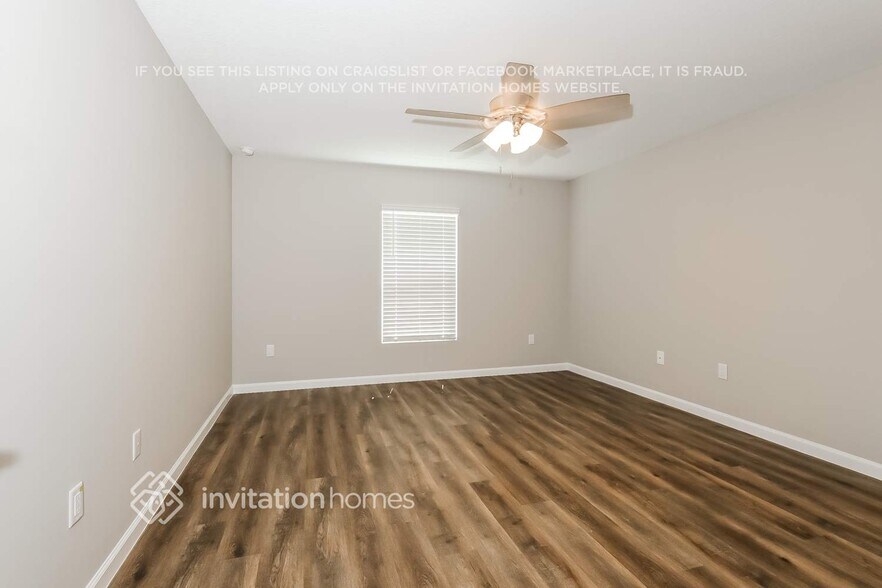 Building Photo - 1042 SW Del Rio Blvd
