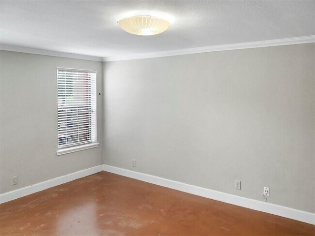 Building Photo - 1704 West Ave