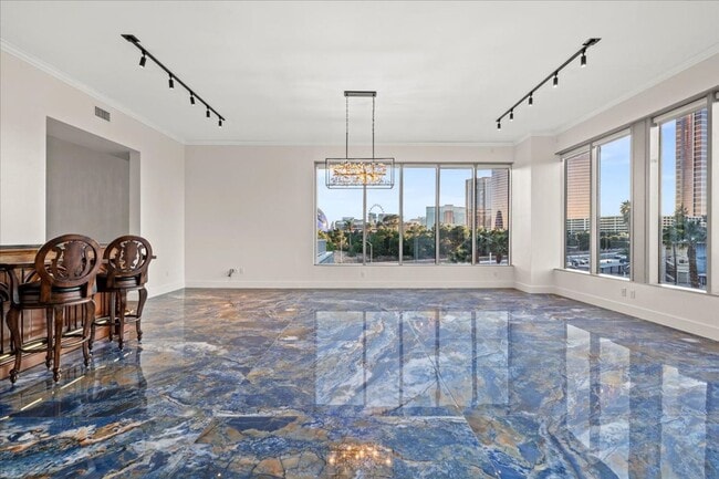 Building Photo - Fabulous Highrise Condo with Stripe Views!