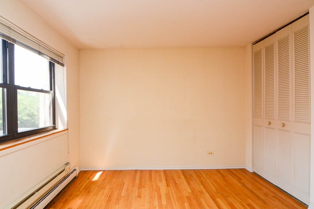 Building Photo - 665 W Wrightwood Ave