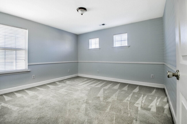 Building Photo - 27 Pin Oak Ln