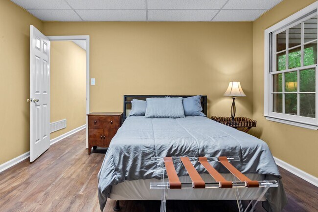 Building Photo - Prime Time Normal Town Living Home!