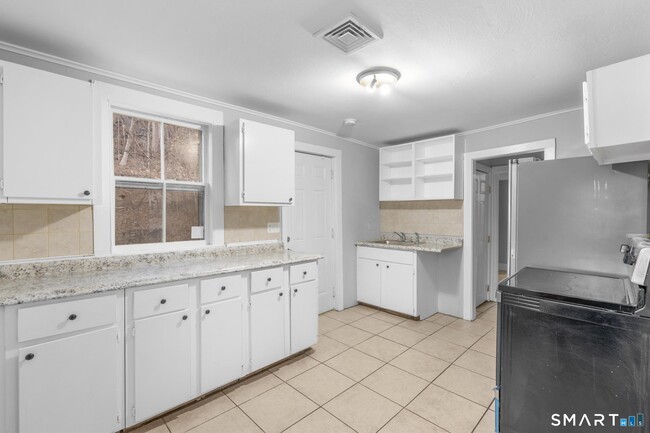 Building Photo - 19 Woodbridge Ave