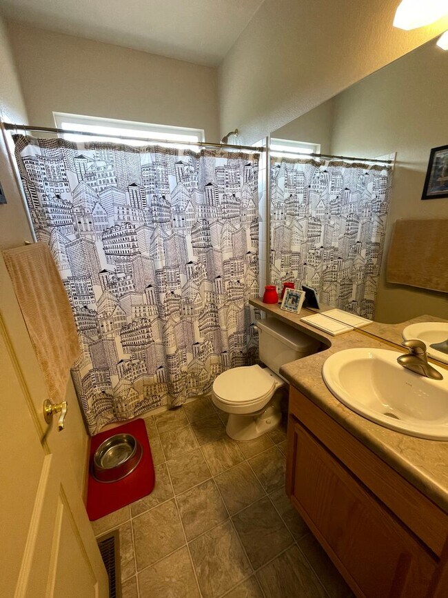 Building Photo - ADORABLE 5 BEDROOM, 4 BATH, 3 CAR GARAGE L...