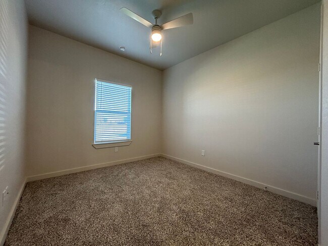 Building Photo - Luxury Townhome in Abbey Glen Community!