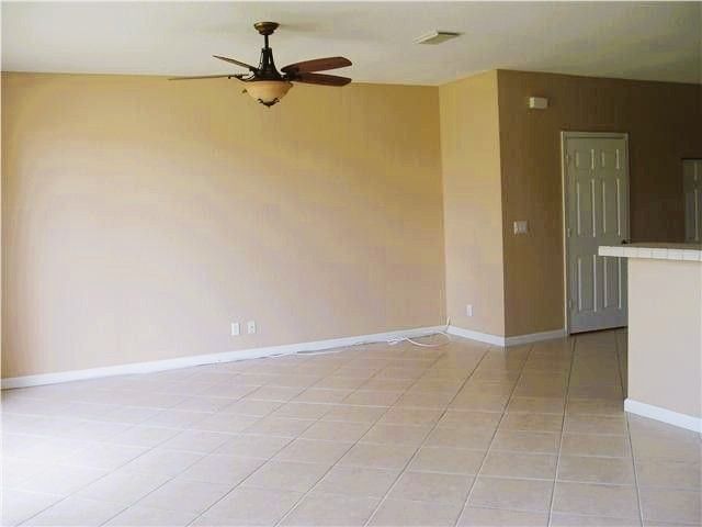 Building Photo - 3027 N Evergreen Cir