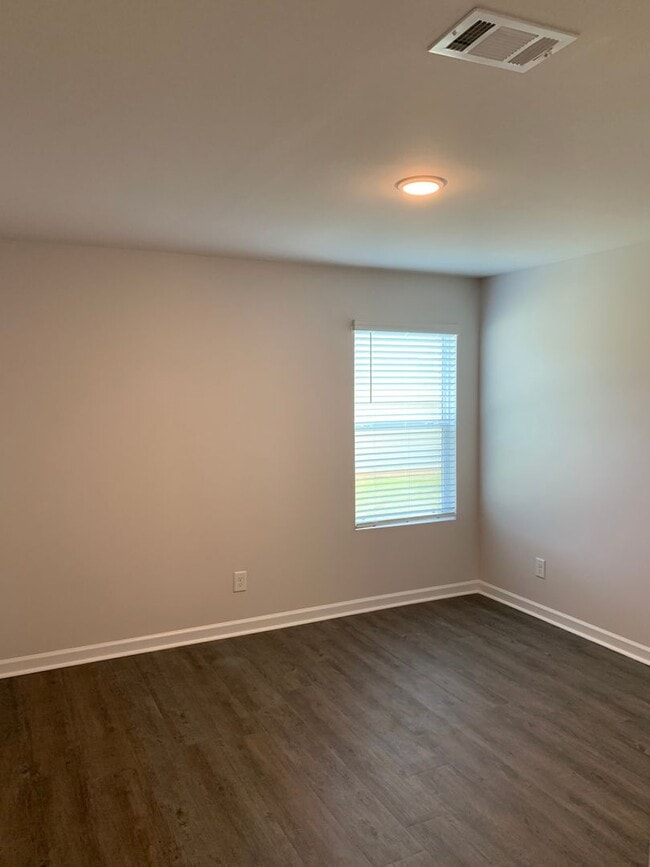 Building Photo - Move-In Ready! Spacious 3-Bedroom, 2-Bath Home in Waterbury — Apply Today to Secure Yours!