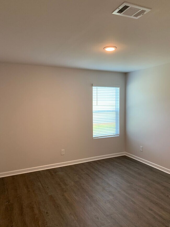 Building Photo - Pre-Leasing Spacious 3 Bed / 2 Bath Home in Waterbury — Available Soon!