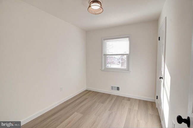 Building Photo - 915 Shawnee Dr