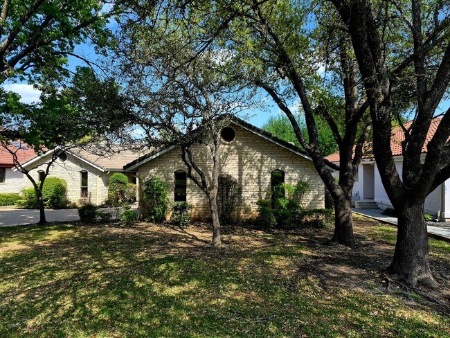 Building Photo - Golf Course Living in The Hills – 4 Bed in Lakeway