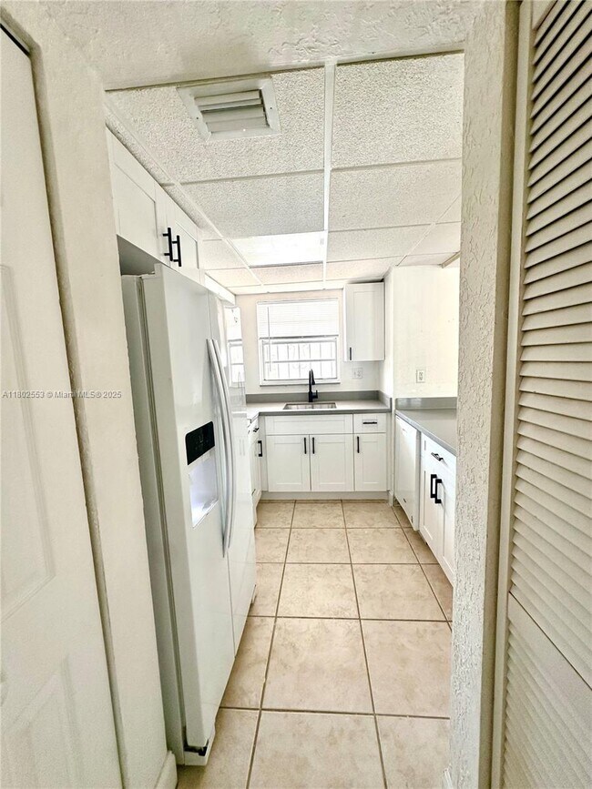 Building Photo - 8889 Fontainebleau Blvd