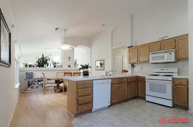 Building Photo - 9425 Lanneau Ct