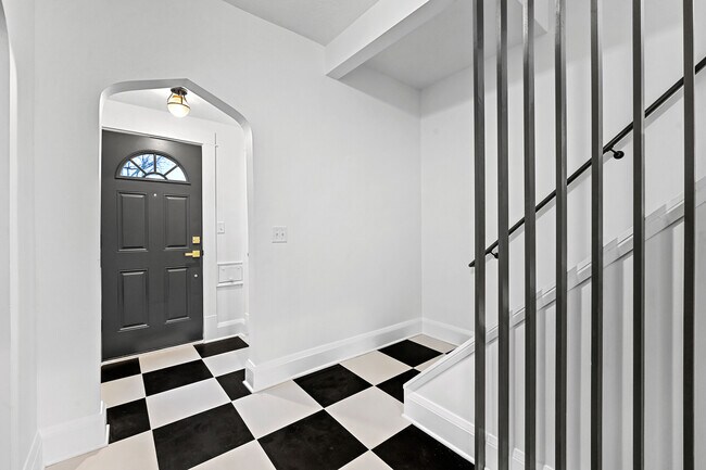 Building Photo - 3127 33rd Ave S