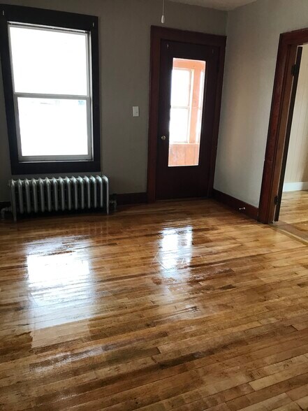 Building Photo - 527 Champlain St