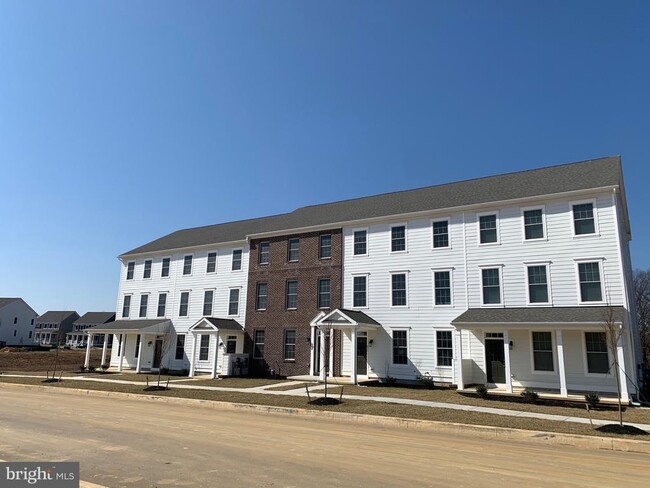 Building Photo - 873 Mapleton Ave