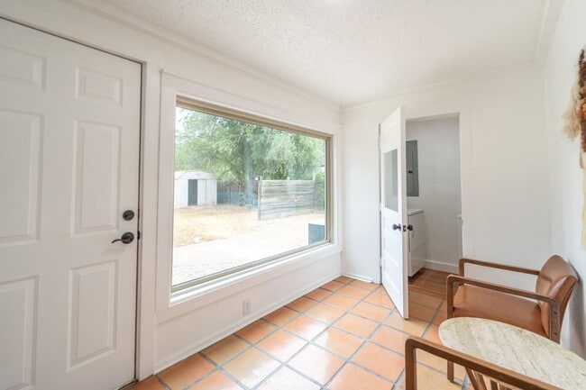 Building Photo - ADORABLE 3 bedroom!