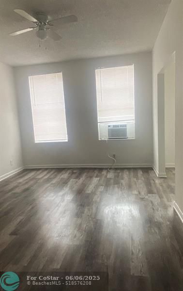 Building Photo - 2716 S Dixie Hwy
