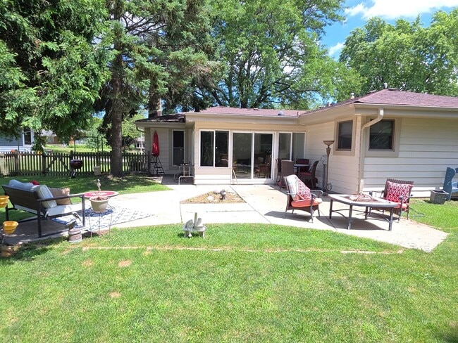 Building Photo - Updated 3 bedroom 2 bathroom Oak Creek ranch