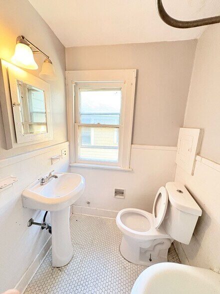 Building Photo - 1907 Oakwood Ave