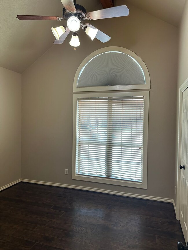 Building Photo - College Station - 3 bedroom 2 bath- 2 car garage - fenced in back yard home in Castlegate