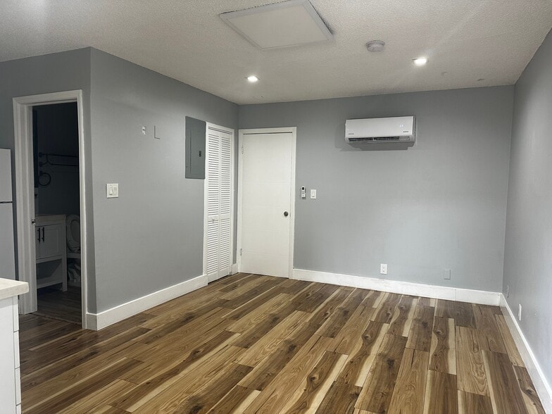 Building Photo - 804 Middle St