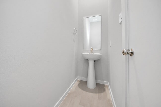 Building Photo - 608 Thornton Rd