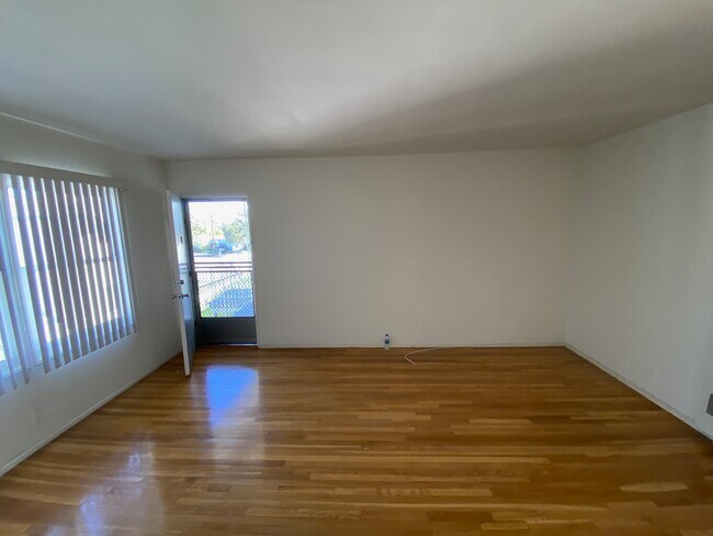 Large Living Area - 7901 Alverstone Ave