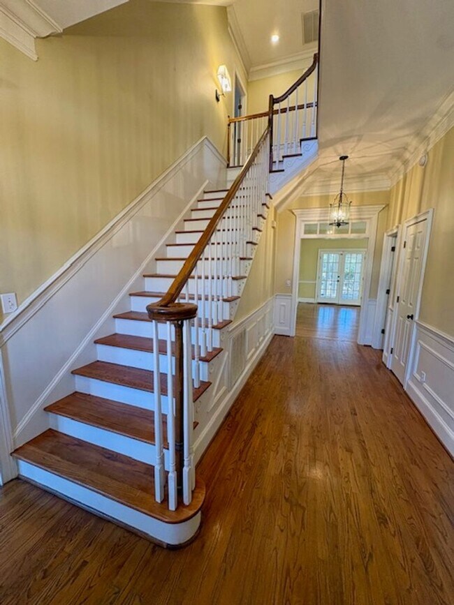 Building Photo - Spacious Five Bedroom Home in Mount Pleasant