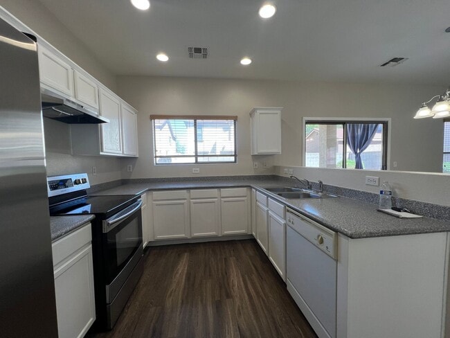 Building Photo - Highly desirable Spectrum community