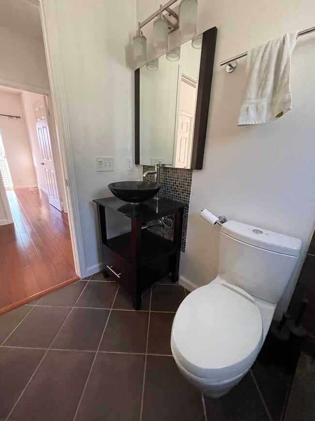 Building Photo - Stunning Remodeled 2BR/2BA Garage Laundry Fireplace