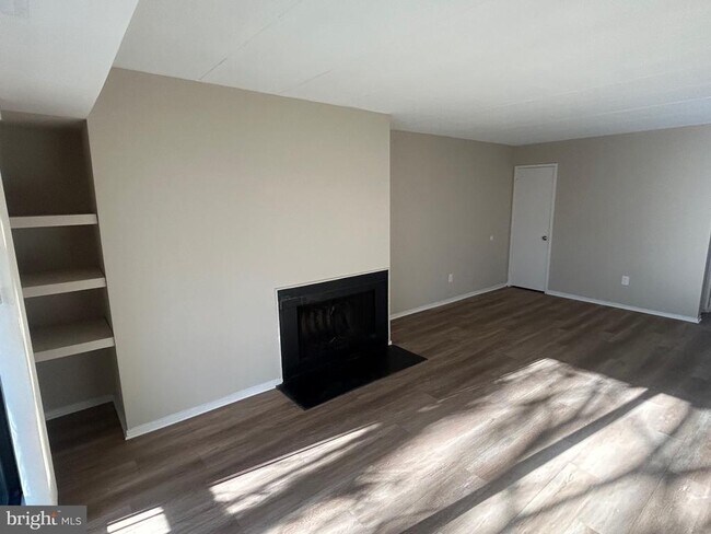 Building Photo - 5645 Harpers Farm Rd