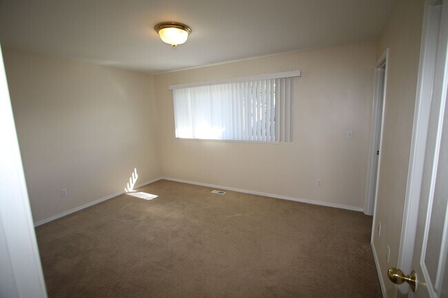 Building Photo - Beautiful 3 Bedroom Eagle River Home