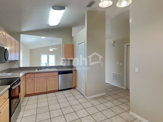 Building Photo - 2465 Saint Pauls Dr