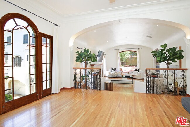 Building Photo - 6538 Cahuenga Terrace