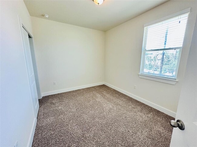 Building Photo - 2216 Creekside Ln