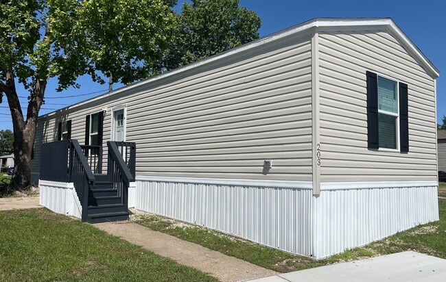 Building Photo - 203 Linda St