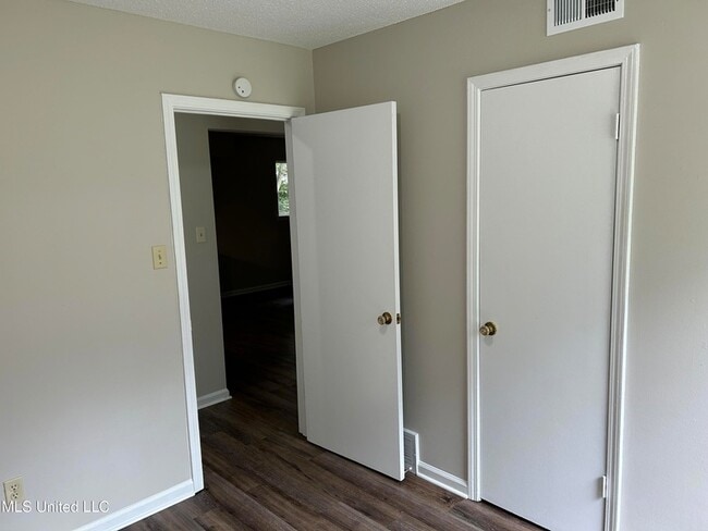 Building Photo - 8105 Elmbrook Dr