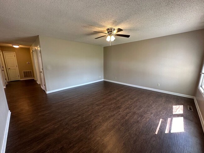 Building Photo - 1004 Northwood Dr