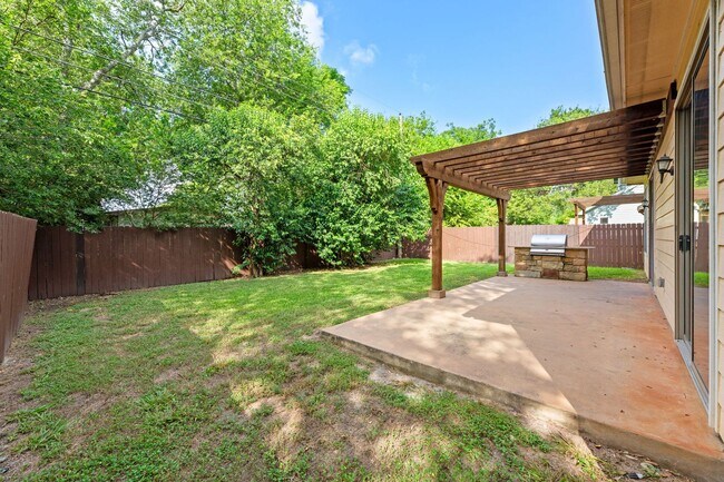 Building Photo - 303 Zennia St