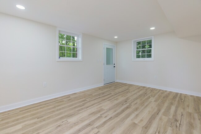 Building Photo - 280 E Valley Dr