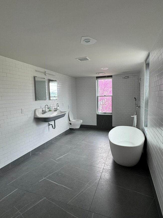 Building Photo - 107 Calder St