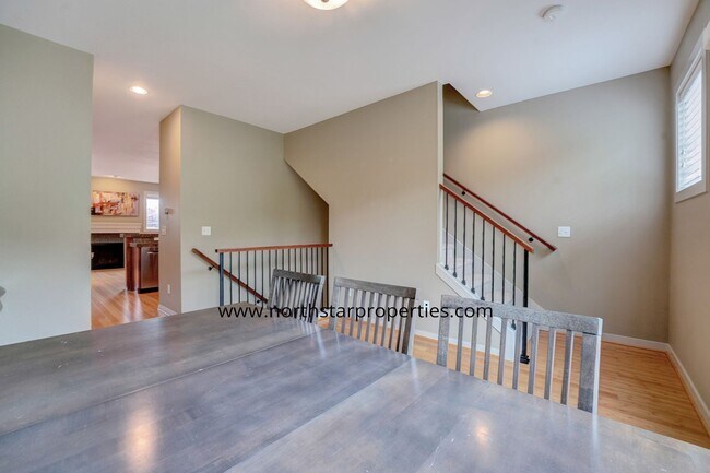 Building Photo - Stylish Multnomah Village Townhome