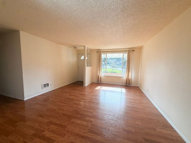 Building Photo - 1593 Skyline Way S