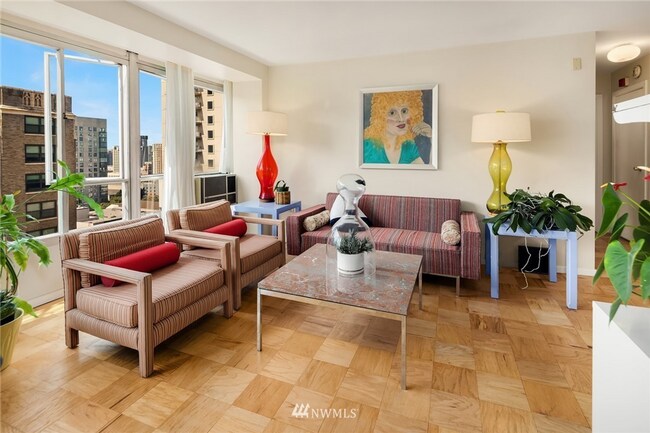 Building Photo - Light & bright view 1 bed 1 bath condo First Hill