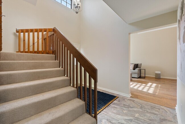 Building Photo - 7 Oak Tree Cir