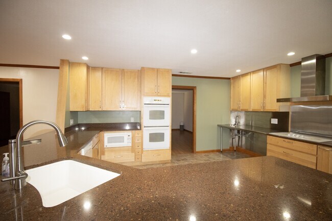 Building Photo - 111 Ashley Ln